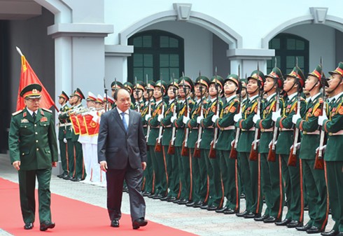 Премьер-министр Нгуен Суан Фук посетил Главное разведывательное управление Минобороны - ảnh 1